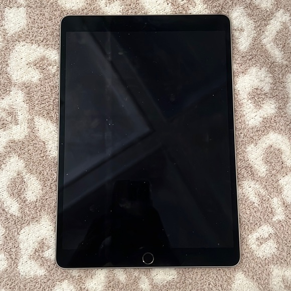 IPad Pro with magic keyboard - Picture 1 of 3